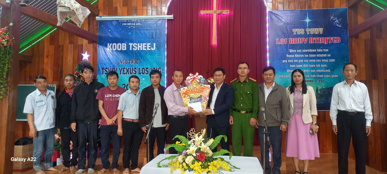 Đồng chí Huỳnh Duy Trung Phó Bí thư Đảng ủy, Chủ tịch UBND xã Cư Pui thăm, chúc mừng các cơ sở tôn giáo nhân dịp Lễ Giáng sinh.